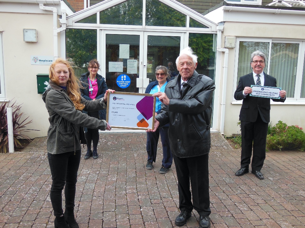 Hospiscare’s High View Gardens given £1,000 by the Devonshire